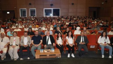 Film izlemek için toplanan kitle izleyici koltuklarında bulunuyor.