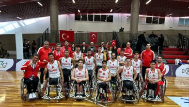 U23 Tekerlekli Sandalye Basketbol Milli Takımı sahada toplu fotoğraf çektiriyor.