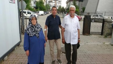 Fotoğrafta, 3 kişi yer almaktadır. Sol tarafta anne, ortada zihinsel engelli birey, en sağda ise baba olduğu düşünülen kişi ayakta durmaktadır.