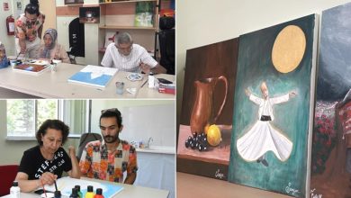 Görselde, Afyonkarahisar'da düzenlenen akrilik resim kursuna katılan bedensel engelli bireyler sanatla buluşuyor. Kursiyerler eğitmenler eşliğinde resim yaparken, yan tarafta yaptıkları eserler sergileniyor. Sanat, onlar için hem terapi hem de ifade aracı oluyor.