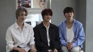 Görselde işitme engelli K-Pop grubu Big Ocean üyeleri yan yana oturuyor.