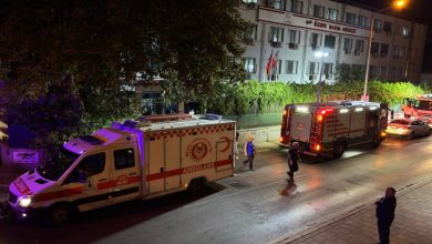 Görselde, gece saatlerinde bir özel bakım merkezinin önünde acil durum müdahalesi görülüyor. Binanın üst kısmında “Özel Bakım Merkezi” tabelası yer alıyor. Önünde bir ambulans, bir itfaiye aracı ve birkaç görevli bulunuyor. Işıklar yanıyor, sahnede bir hareketlilik var. Birkaç kişi olay yerinde görev yaparken, yol kenarında bir kişi durumu izliyor.