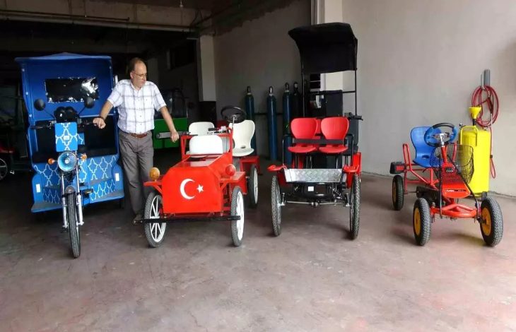 Görselde, kapalı bir garaj ya da atölye ortamında farklı tasarımlarda dört adet pedal veya elektrikli araç yer almakta. Araçlardan biri kırmızı renkte ve üzerinde Türk bayrağı motifi bulunuyor. Sol tarafta mavi renkte daha kapalı bir araç, sağda ise farklı renklerde açık tasarımlı modeller görülüyor. Araçların yanında duran bir adam bu araçları tanıtıyor gibi duruyor. Arka planda bazı oksijen tüpleri ve bir yangın tüpü dikkat çekiyor.