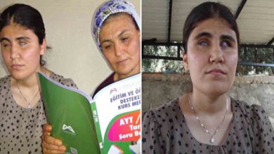 Görsel, iki farklı kareden oluşuyor. Soldaki karede, başörtülü bir anne ve doğuştan görme engelli genç bir kadın yan yana oturmuş durumda. Anne, elinde tuttuğu "AYT Tarih Soru Bankası" adlı bir test kitabını yüksek sesle okurken, kızı dikkatlice dinliyor. Sağdaki karede ise aynı genç kadın tek başına kameraya doğru oturmuş, başı hafif yukarıda; yüz ifadesi kararlı ve umut dolu.