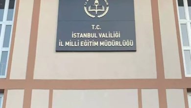 Görselde, İstanbul İl Millî Eğitim Müdürlüğü binasının dış cephesinde yer alan tabelada kurum adı ve Millî Eğitim Bakanlığı logosu görülüyor.