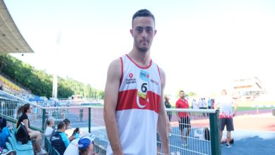 Milli özel sporcu atlet Mahmut Duhan Kutsal göğsünde 6 numaralı milli forma ile poz veriyor.