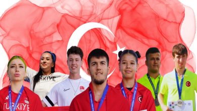 Dalgalı kırmızı fon üstünde beyaz ay yıldızlı Türk Bayrağı önünde madalya kazanan özel sporcular bulunuyor.