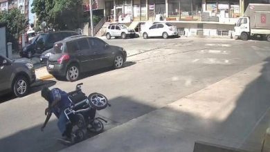 Görselde, bir yokuşta akülü tekerlekli sandalyesi devrilmiş bir engelli birey (Fatih Bayrak) yere düşmüş halde görülüyor. Olay bir cadde kenarında, kaldırım hizasında gerçekleşmiş. Arka planda park etmiş araçlar ve dükkanların yer aldığı bir bina yer alıyor. Görüntü, bir güvenlik kamerasından alınmış.