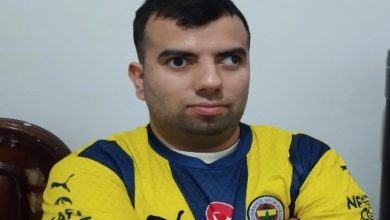 Kadıköy Boğası Mustafa Başaran Fenerbahçe formasıyla poz veriyor.