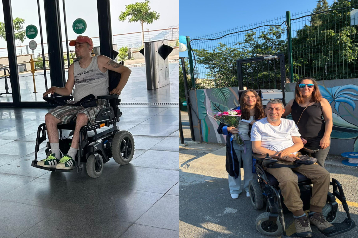 Görsel iki farklı kareden oluşuyor. Soldaki karede, spor şort ve tişört giymiş, şapkalı Gökhan Ayık, akülü tekerlekli sandalyesiyle kapalı bir alanın içinde ilerliyor. Arka planda cam kapılar ve “Giriş” tabelaları görünüyor. Sağdaki karede ise aynı kişi, bu kez açık havada, yanında iki kadınla birlikte poz veriyor. Kadınlardan biri elinde çiçek buketi tutuyor ve üçü gülümseyerek kameraya bakıyor.