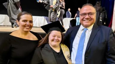 Görselde, Down sendromlu ilk kadın avukat Ana Victoria Espino ve ailesi, hukuk fakültesinden mezuniyeti sırasında çekilen bir fotoğrafta yer alıyor. Fotoğrafta Espino, mezun olduğu üniversitenin logosunun bulunduğu cübbeyi giymiş halde görülüyor.