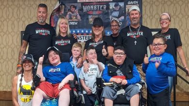 Görselde, ABD merkezli Mile Monsters Inc., DMD kas hastalığı bulunan çocuklar ile birlikte özel tasarlanmış tişörtleri giyerek fotoğraf çekimi gerçekleştiriyorlar.