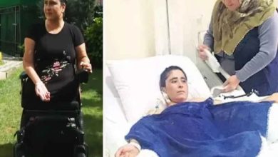 Görselde, iki fotoğraf var. İki fotoğrafları yer alan Arzu Cansever adlı engelli kadın sol tarafta akülü tekerlekli sandalye kullanırken, sağ tarafta ise bir hastanede hasta yatağında tedavi altındayken çekilmiş fotoğraflar olduğu görülmektedir.