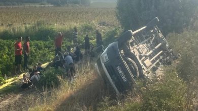 Hatay'ın Antakya ilçesinde engelli öğrenciler ve ailelerini taşıyan minibüs tarlaya devrildi. Yaralılar olay yerine gelen ekiplerce kurtarıldı. Bir minibüs, yol kenarındaki tarlaya devrilmiş şekilde görülüyor. Araç ters yatmış durumda ve çevresinde çok sayıda insan var. Kimileri yerde oturuyor, bazıları ayakta yardım etmeye çalışıyor. Olay kırsal bir alanda gerçekleşmiş; arka planda tarlalar ve ağaçlık alanlar yer alıyor. Havanın açık olması, kazanın gündüz saatlerinde yaşandığını gösteriyor.