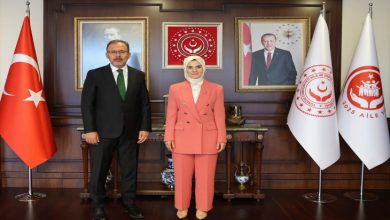 Aile ve Sosyal Hizmetler Bakanı Mahinur Özdemir Göktaş, Engelli Bireylerin Sorunlarını Araştırma Komisyonu Başkanı Sn. Mehmet Kasapoğlu ile ayakta durarak poz veriyor.