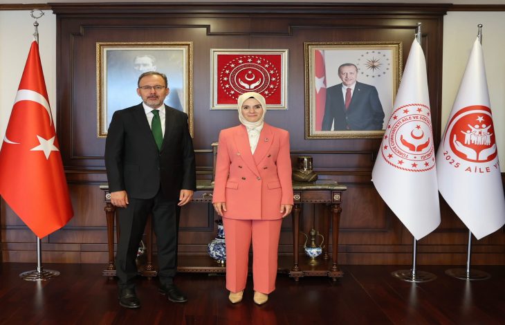 Aile ve Sosyal Hizmetler Bakanı Mahinur Özdemir Göktaş, Engelli Bireylerin Sorunlarını Araştırma Komisyonu Başkanı Sn. Mehmet Kasapoğlu ile ayakta durarak poz veriyor.
