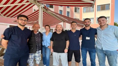Bakımevi personelleri ile hizmet alan engelli bireyler yan yana ayakta durarak poz veriyorlar.