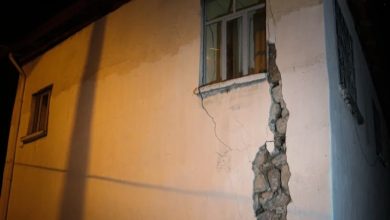 Görselde, Belıkesir depremi sonrası gece çekilmiş bir binanın köşesinde büyük bir çatlak ve duvarın dökülmüş kısmı görülüyor. Pencerelerden biri aydınlık, duvarın alt kısmında ise taş örgü yapısı ortaya çıkmış.