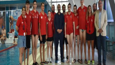 Görselde, Türkiye Özel Sporcular Spor Federasyonuna bağlı Özel Sporcular Yüzme Milli Takımındaki otizmli sporcular ve sporcu antrenörleri yer alıyor.