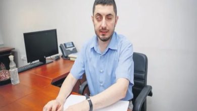 Görselde, görme engelli birey Huzeyfe Aydın makam odasında otururken çekilmiş bir fotoğrafta yer aldığı görülmektedir.