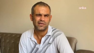 Görselde, görme engelli birey Mehmet Çapar evinin oturma odası olduğu düşünülebilecek bir yerde krem rengi kanepenin üzerinde oturarak röportajı gerçekleştiriyor.