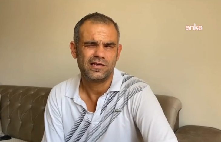 Görselde, görme engelli birey Mehmet Çapar evinin oturma odası olduğu düşünülebilecek bir yerde krem rengi kanepenin üzerinde oturarak röportajı gerçekleştiriyor.