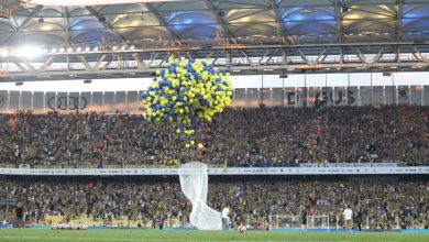 Fenerbahçe Chobani Stad'ı orta sahasında 1907 adet balon gökyüzüne bırakılıyor, kale arkası tribünlerinde taraftarlar bulunuyor.
