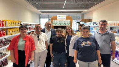 AK Parti Kocaeli Milletvekili Mehmet Akif Yılmaz, özel gereksinimli çocuklar ile market alanında fotoğraf çektiriyor.