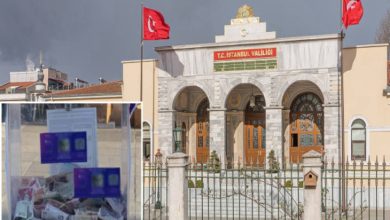 Görselde, eski bir binanın üzerinde İstanbul Valiliği yazısı ve iki tane Türk bayrağı önünde yer alıyor. Fotoğrafın sol alt köşesinde kaldırılmış bir bağış standı yer alıyor.