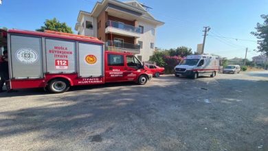 Engelli asansörünün düştüğü binanın önünde itfaiye ve ambulans araçları bulunuyor.