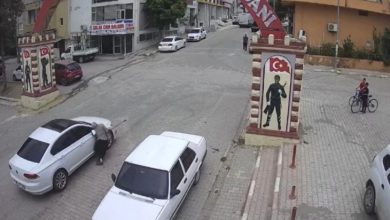 Beyaz otomobilin sokak ortasında görme engelli yayaya çarptığı anın kamera görüntüsü.