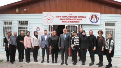 Görselde, T.C. Aile ve Sosyal Hizmetler Bakanlığı Sincan Otizm Aktif Yaşam Merkezi Müdürlüğü binasının önünde poz veren bir grup insan yer alıyor. Aralarında kadınlar ve erkekler bulunan yaklaşık 14 kişilik grup, ön kapının önünde sıralanmış halde kameraya bakarak gülümsüyor. Bina ahşap çatılı, açık mavi renkli prefabrik bir yapı. Girişin üstünde kurumun ismini belirten bir tabela bulunuyor.