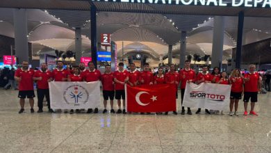 İstanbul Havalimanı - Dış Hatlar Gidiş Terminali alanında, kırmızı formalar giymiş Özel Sporcular Yüzme Milli Takımı ve antrenörler yan yana ayakta duruyor. Ellerinde 3 farklı bayrak var: Ortada: Türk bayrağı, Solda: “Türkiye Özel Sporcular Spor Federasyonu” yazılı beyaz bayrak, Sağda: “SPOR TOTO” logolu beyaz bayrak.