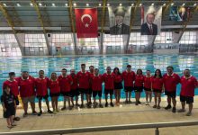 Otizm ve Mental milli sporcularımız, teknik heyetle beraber havuz başında poz veriyor.