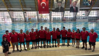 Otizm ve Mental milli sporcularımız, teknik heyetle beraber havuz başında poz veriyor.