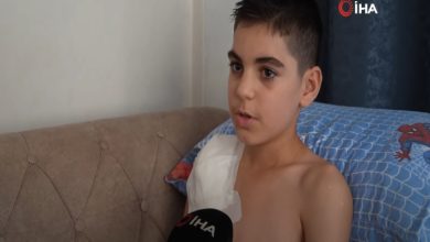 Köpeğin saldırısına uğrayan Yunus Aksoy'un sağ kolu pansumanlı olarak İHA mikronuna açıklama yapıyor. Görselin sağ üst köşesinde İHA logosu yer alıyor.