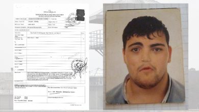 Görsel iki bölümden oluşuyor. Sol tarafta, T.C. Sağlık Bakanlığına ait bir sağlık raporu belgesi yer alıyor. Üzerinde resmi mühür ve imzalar bulunmakta. Sağ tarafta ise genç bir erkeğe ait vesikalık fotoğraf görülüyor. Arka plan, bulanık bir şekilde cezaevi gözetleme kulesini andıran yapılar içeriyor. Görselin, cezaevinde yaşamını yitiren zihinsel engelli bir bireyin ölümüne ilişkin bir durumu belgelemek amacıyla kullanıldığı anlaşılıyor.