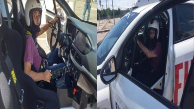 Görselde, iki farklı fotoğrafın birleştirilmesiyle elde edilmiş görüntü yer alıyor. Fotoğraflarda tetrapleji engelli Gökhan Ayık bir otomobilin içerisinde özel kask ve emniyet kemeri ile sürüş testine katılıyor.