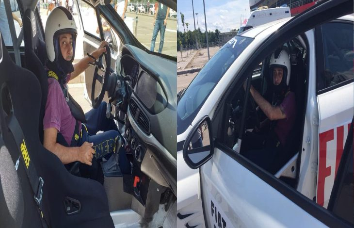 Görselde, iki farklı fotoğrafın birleştirilmesiyle elde edilmiş görüntü yer alıyor. Fotoğraflarda tetrapleji engelli Gökhan Ayık bir otomobilin içerisinde özel kask ve emniyet kemeri ile sürüş testine katılıyor.