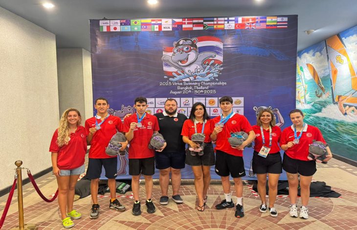 Madalya kazanan özel sporcular antrenörleri ile beraber fotoğraf çektiriyor.