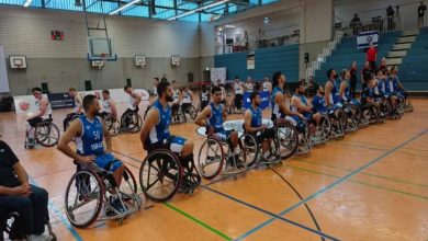 Mavi forma ile sahada olan İsrail Milli Takımına arkalarında bulunan beyaz formalı İngiltere Tekerlekli Sandalye Basketbol Milli Takımı sporcuları sırtlarını dönerken.