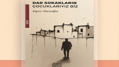 Görselde bir kitap kapağı yer alıyor. Kitabın adı “Dar Sokakların Çocuklarıyız Biz”, yazarı ise Alper Okçuoğlu. Sol kenarda bordo renkte dikey bir şerit üzerinde “Şiir” ibaresi yazıyor. Kapak tasarımında, arka planda basit çizgilerle resmedilmiş evler ve ön planda sırtı dönük, tek başına yürüyen bir insan silueti bulunuyor. Alt kısımda Ares Yayınları logosu yer almakta.