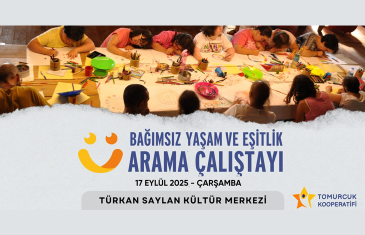 Renkli kalemler ve kağıtlarla dolu büyük bir masanın etrafında çocuklar bir araya gelmiş, resim çizme ve boyama gibi yaratıcı etkinliklerle meşgul. Üst kısımda “Bağımsız Yaşam ve Eşitlik Arama Çalıştayı – 17 Eylül 2025 – Türkan Saylan Kültür Merkezi” yazılı bir afiş yer alıyor. Sağ alt köşede Tomurcuk Kooperatifi logosu bulunuyor. Görsel, kapsayıcı ve katılımcı bir etkinliğin enerjisini yansıtıyor.