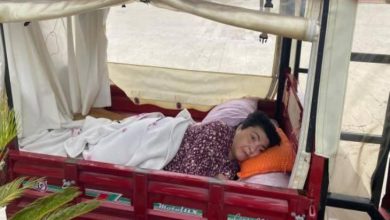 Parka girişi engellenen bedensel engelli Seçil Ergin, tekerlekli mopedin kasasında gezintiye çıkan uzanıyor.