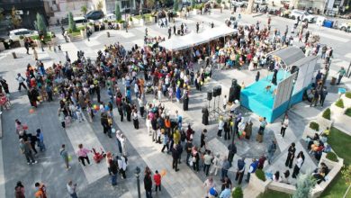 Kuş bakışı fotoğrafta, meydanda toplanan yüzlerce insanın elinde balonlar bulunuyor.