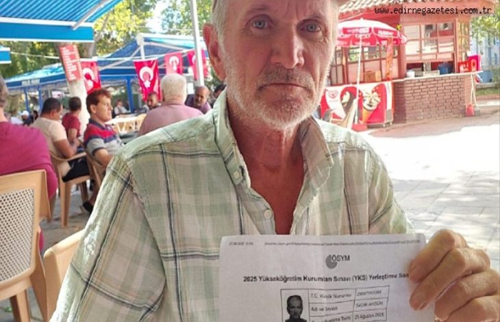 Görselde yaşlı bir adam açık havada, masa başında oturmuş elinde bir belge tutuyor. Belgede ÖSYM logosu ve sınav yerleştirme sonuç bilgileri görülüyor. Arka planda dış mekânda oturan başka insanlar ve kafeterya ortamı yer alıyor. Adamın yüz ifadesi ciddi.