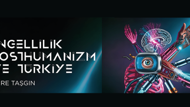 Konu: "Engellilik, Posthümanizm ve Türkiye" Yazar: Emre Taşgın Görsel: İnsan anatomisiyle robotik parçaların birleştiği bir figür—iskelet, kaslar, beyin ve kalp; ekran başlı bir beden, göz görüntüsüyle tamamlanmış. Tema: Gelecekçi, sibernetik ve posthümanist bir atmosfer.