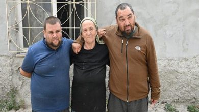 Anne ve iki engelli oğlu evlerinin önünde omuz omuza sarılarak poz veriyor.