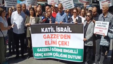 Sakarya Caddesi'nde toplanan farklı derneklere üye grup üyeleri pankart tutarak basın açıklaması yapıyor.