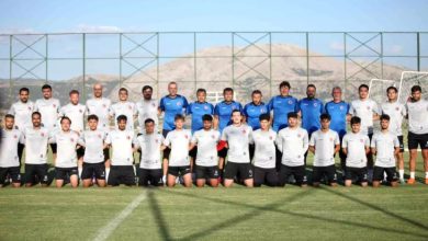 Türkiye İşitme Engelliler Futbol Milli Takımı ile teknik kadro sahada poz veriyor.